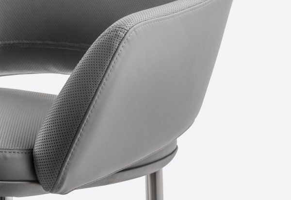 Upholstered armchair VIC 646