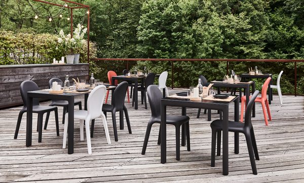 Chloé plastic table