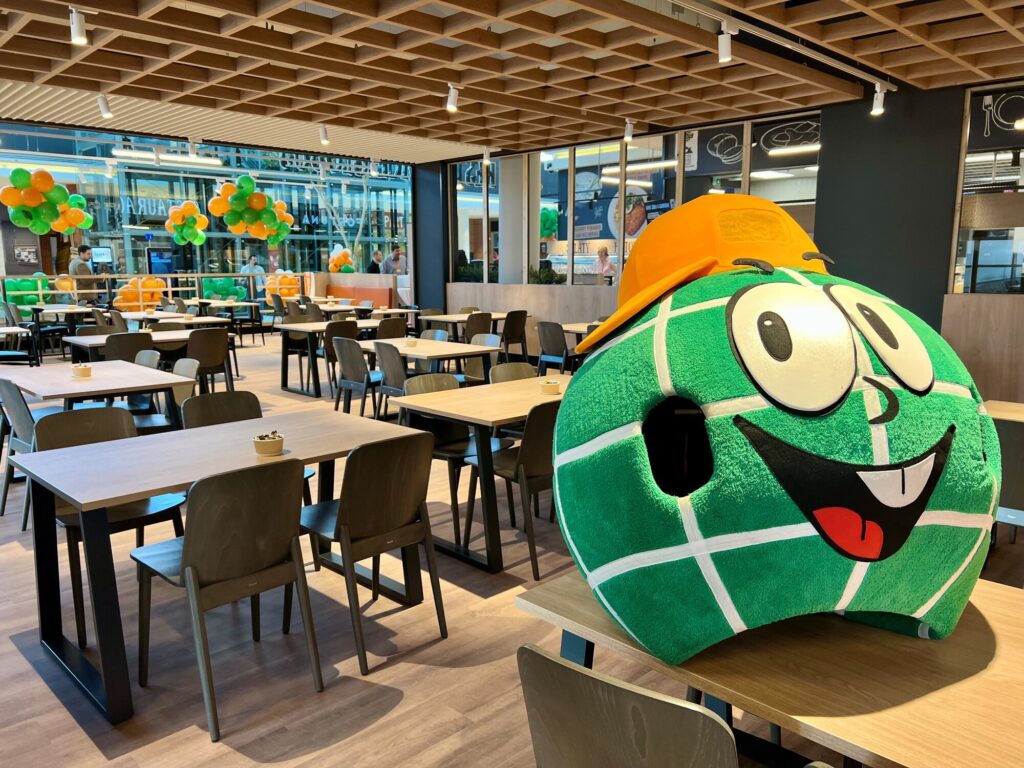 Realizace vybavení restaurace Globus Štěrboholy - atypická výroba, nábytek na míru, foto z interiéru jídelní část s maskotem