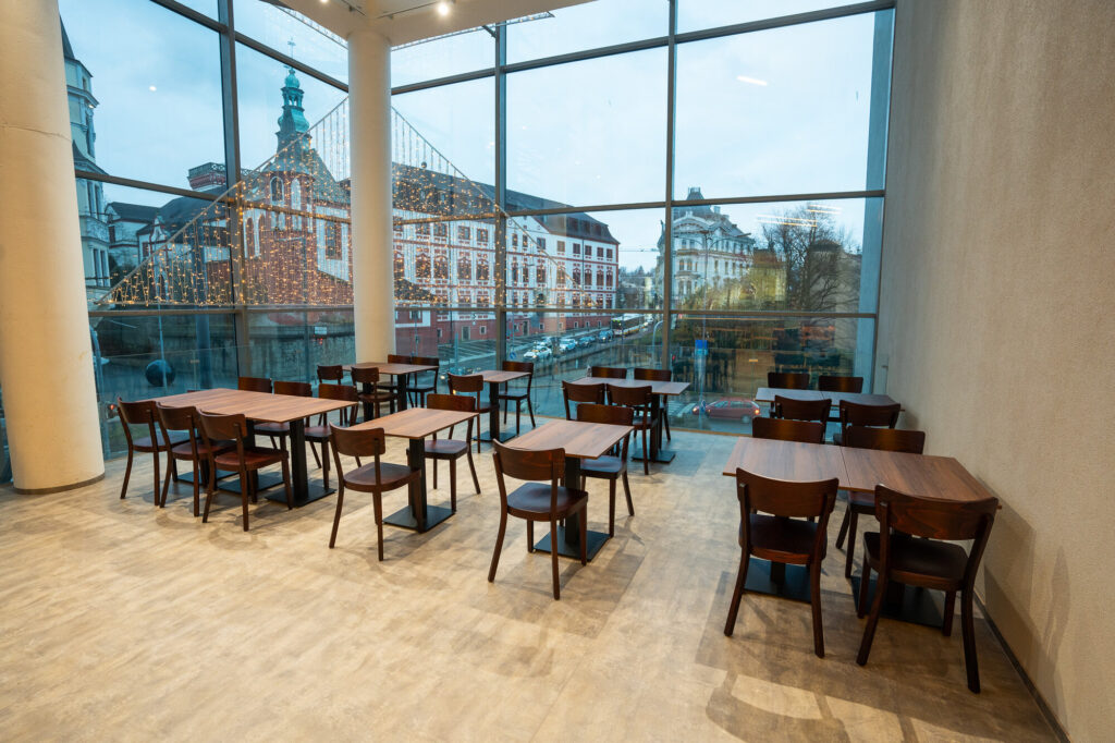 Realizace interiéru Jíídelna OC PLAZA Liberec pohled na jídelní část s výhledem na město Liberec