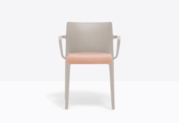 židle s područkami vyrobená z plastu s čalouněným podsudákem