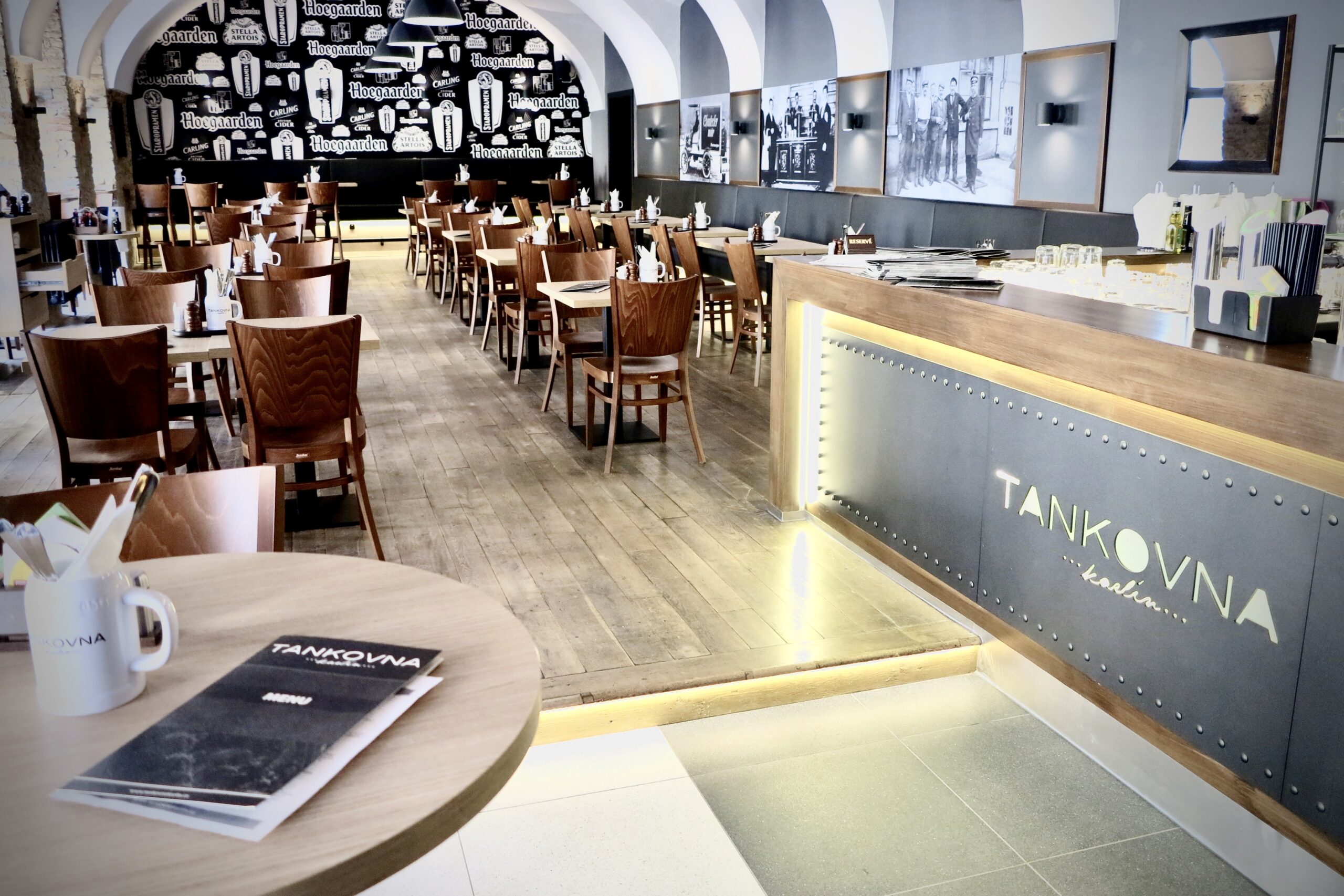 Naše výroba a realizace u zákazníků Alupress design restaurace 2 bannerek.jpeg